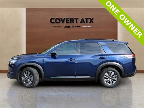 Used 2025 Nissan Pathfinder SV image 2