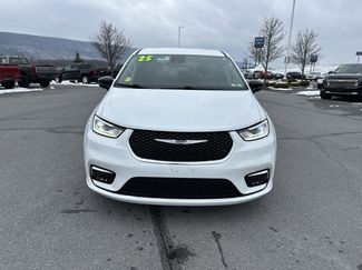 Used 2024 Chrysler Pacifica Touring-L video 2