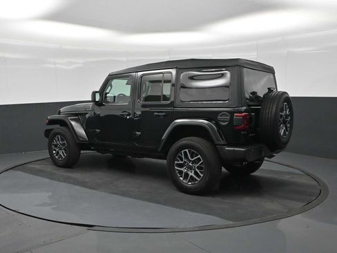 Used 2025 Jeep Wrangler Unlimited Sahara AWD/4WD image 6