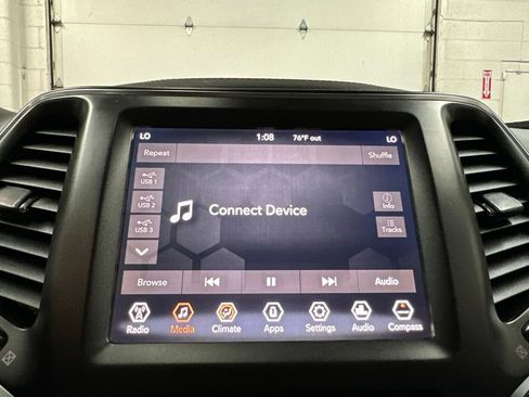 Used 2019 Jeep Cherokee Trailhawk AWD/4WD image 29
