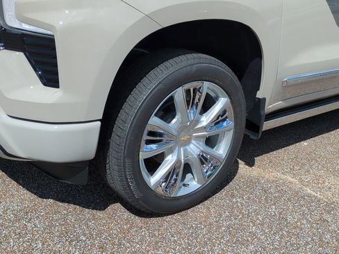 New 2026 Chevrolet Silverado 1500 High Country w/ Technology Package AWD/4WD image 10