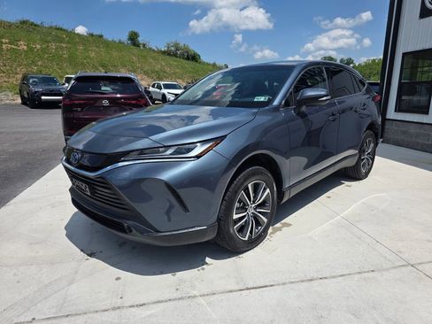 Used 2023 Toyota Venza LE AWD/4WD image 3