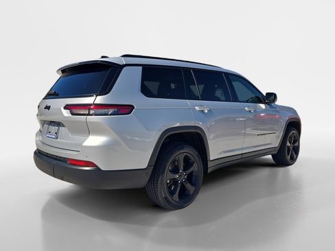 Used 2023 Jeep Grand Cherokee L Altitude image 3