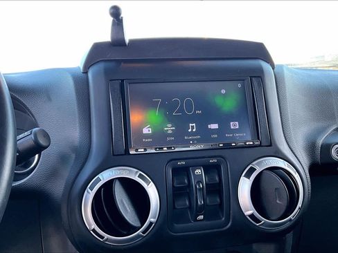 Used 2016 Jeep Wrangler Unlimited Rubicon w/ Connectivity Group AWD/4WD image 28