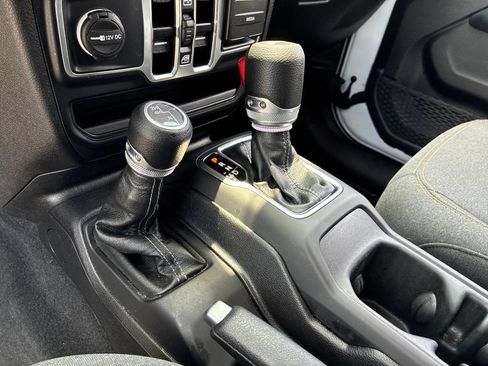 Used 2025 Jeep Wrangler Unlimited Sahara AWD/4WD image 15