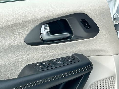 Certified 2023 Chrysler Pacifica Touring-L FWD image 17
