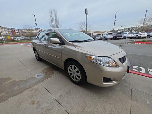 Used 2010 Toyota Corolla LE image 1