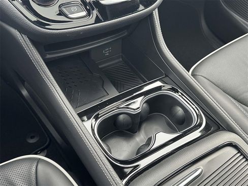 New 2026 Chrysler Pacifica Limited image 17