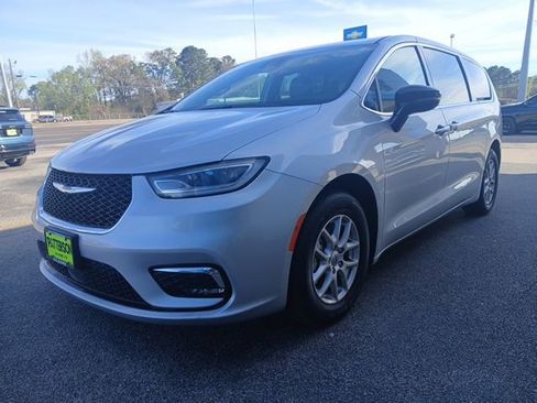 Used 2024 Chrysler Pacifica Touring-L image 12