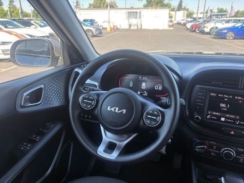 Used 2025 Kia Soul LX w/ LX Technology Package FWD image 32