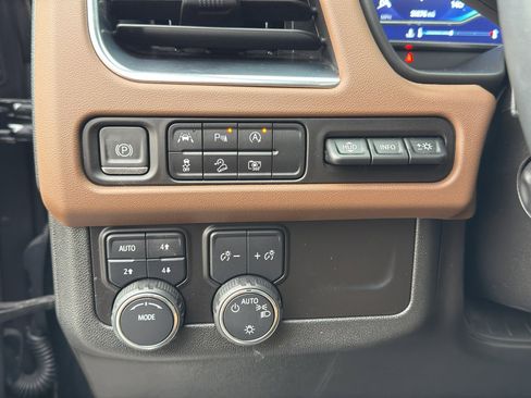 Used 2023 Chevrolet Suburban High Country image 18