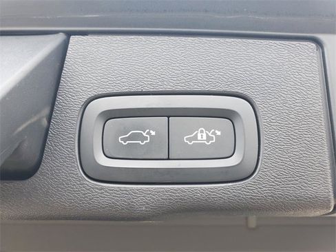 Used 2022 Volvo XC60 B6 Inscription w/ Protection Package Premier image 33