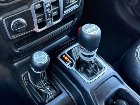 Used 2018 Jeep Wrangler Unlimited Sahara AWD/4WD image 32
