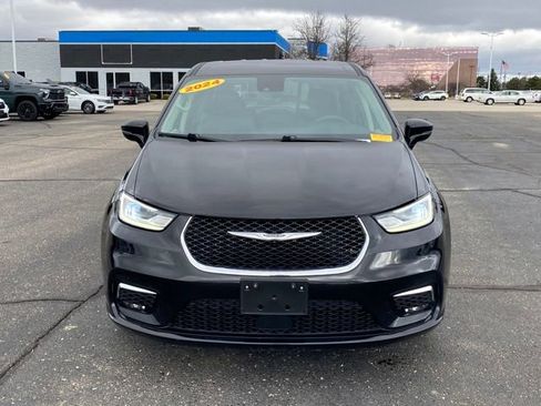 Used 2024 Chrysler Pacifica Touring-L image 3