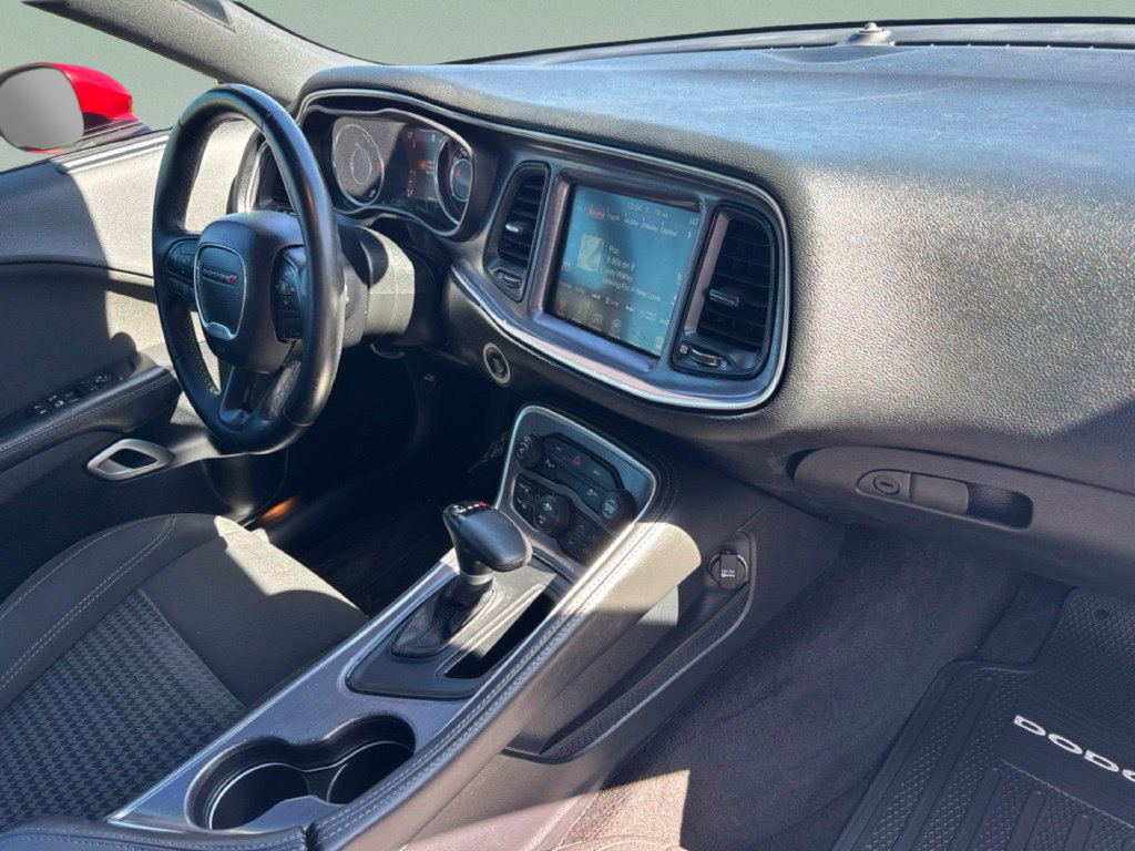 Used 2015 Dodge Challenger SXT w/ Driver Convenience Group RWD image 19