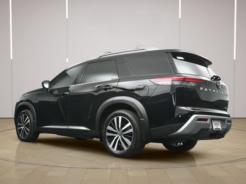 Certified 2025 Nissan Pathfinder Platinum w/ Cargo Package FWD image 31