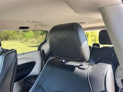 Used 2021 Chrysler Pacifica Limited w/ Uconnect Theater Family Group image 25