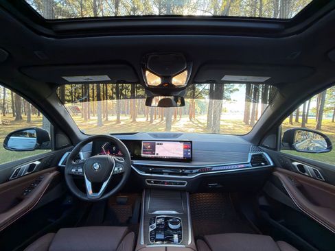 Used 2024 BMW X5 xDrive50e image 2