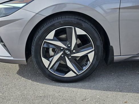 Used 2023 Hyundai Elantra SEL w/ Convenience Package image 12