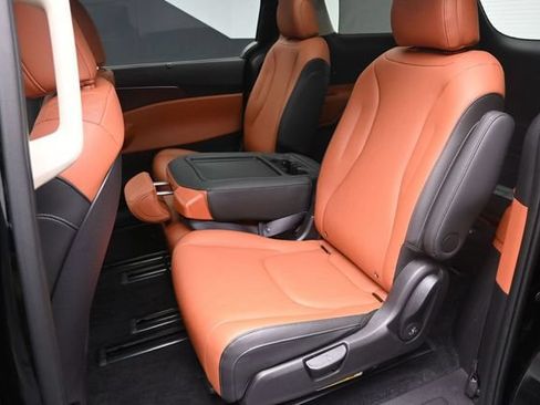 Used 2026 Kia Carnival SX w/ SX Dark Edition Package FWD image 21