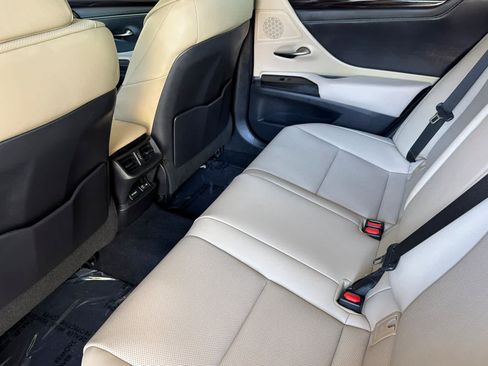 Used 2021 Lexus ES 300h w/ Premium Package FWD image 4