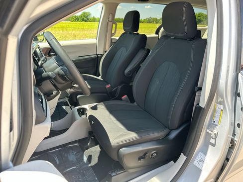 Used 2023 Chrysler Voyager LX image 16