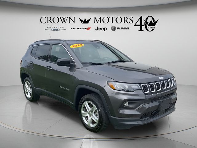 Used 2023 Jeep Compass Latitude w/ Convenience Group AWD/4WD image 3