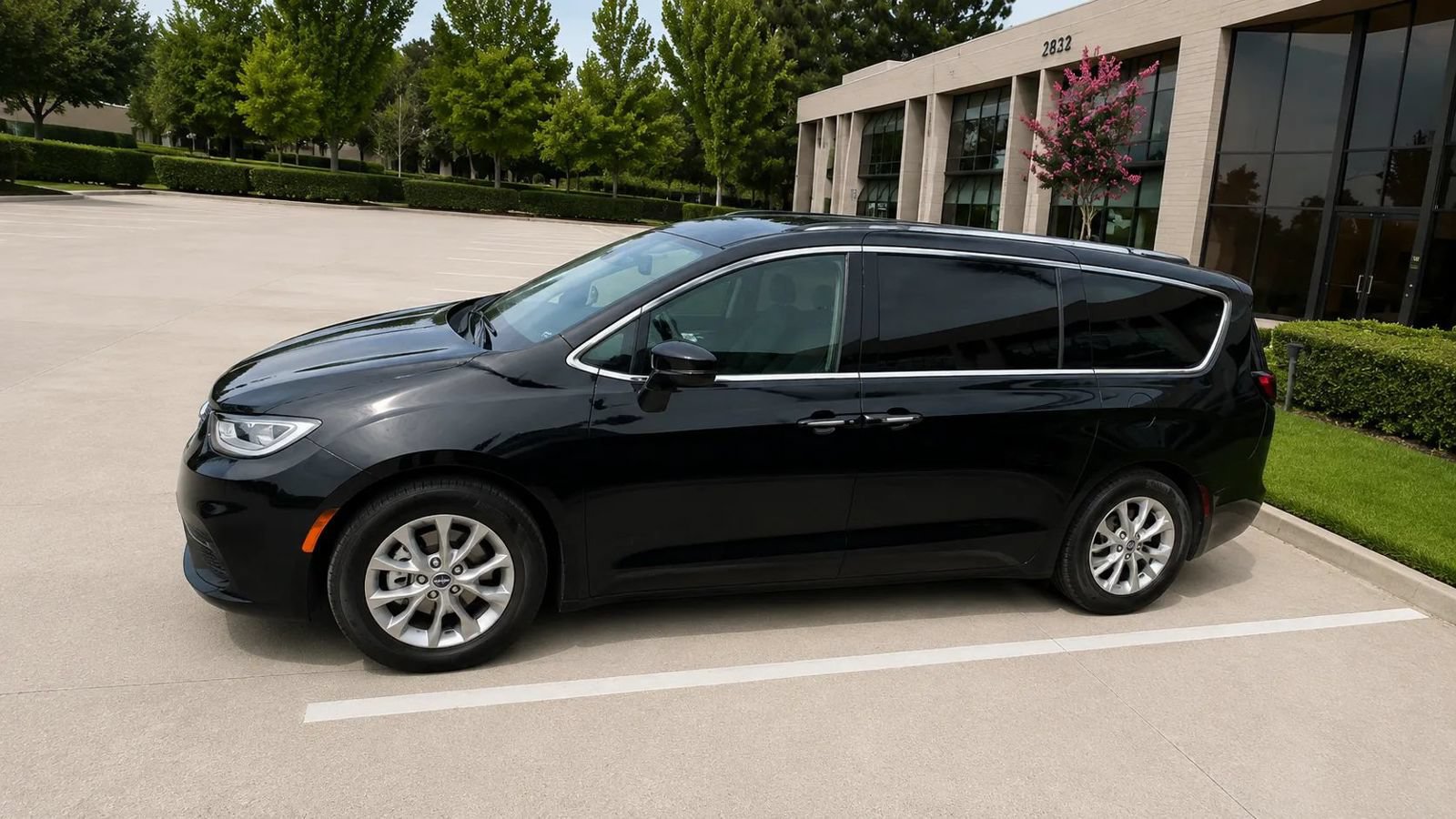 Used 2026 Chrysler Pacifica Limited FWD image 7