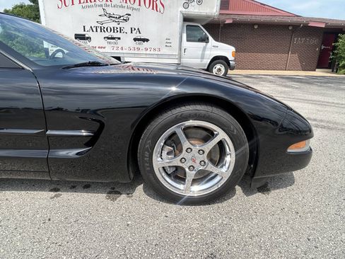 Used 2004 Chevrolet Corvette Convertible w/ Preferred Equipment Group RWD image 18