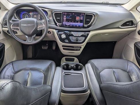 Used 2022 Chrysler Pacifica Touring-L image 17
