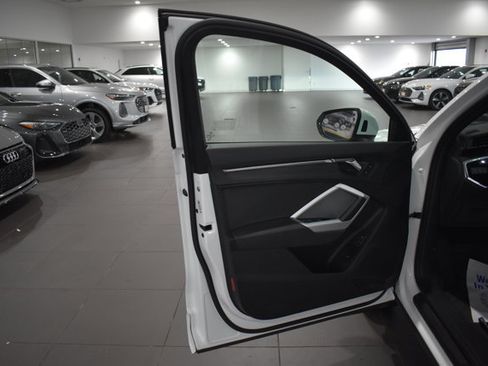 Used 2023 Audi Q3 2.0T Premium w/ Convenience Package AWD/4WD image 9