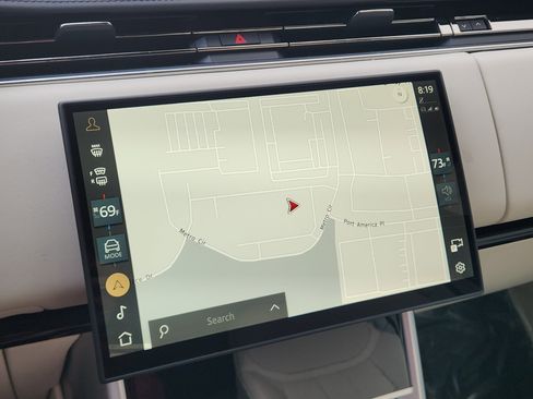 Certified 2025 Land Rover Range Rover SE image 18