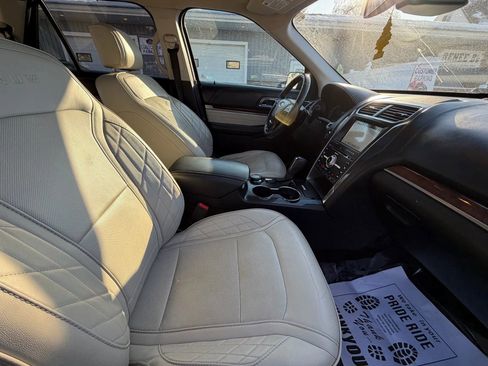 Used 2017 Ford Explorer Platinum image 20