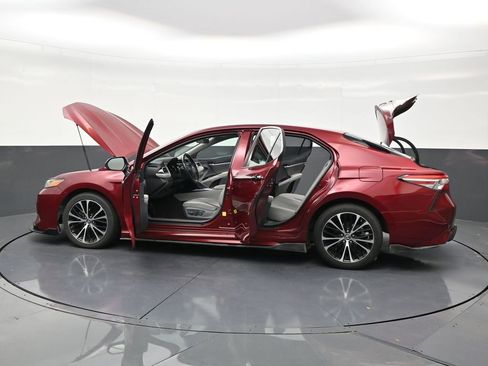 Used 2018 Toyota Camry SE FWD image 30