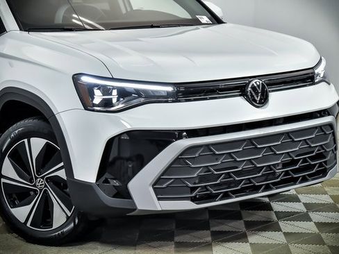 Certified 2025 Volkswagen Taos SE w/ Panoramic Sunroof Package image 2