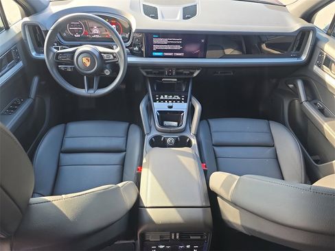 Used 2025 Porsche Cayenne image 20