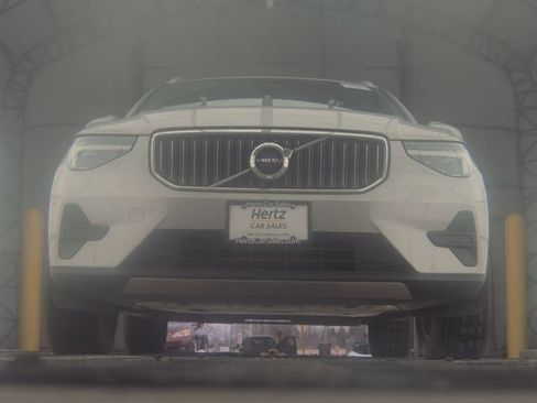 Used 2024 Volvo XC40 B5 Core AWD/4WD image 4