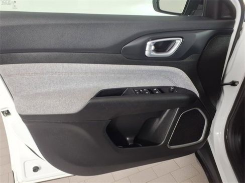 Certified 2023 Jeep Compass Latitude image 9