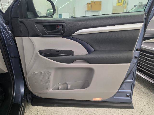 Used 2018 Toyota Highlander LE w/ Carpet Mat Package (TMS) FWD image 29