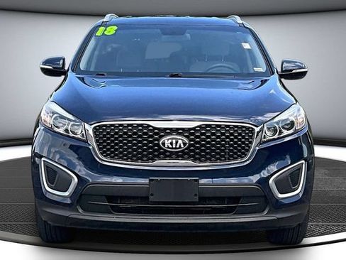 Used 2018 Kia Sorento FWD image 2