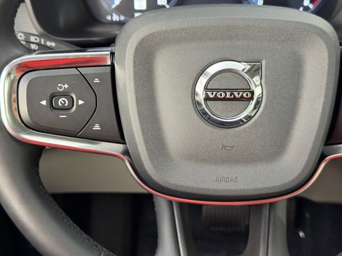 Used 2022 Volvo XC40 T5 Momentum w/ Premium Package image 20