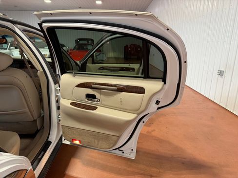 Used 2002 Lincoln Town Car Executive image 21
