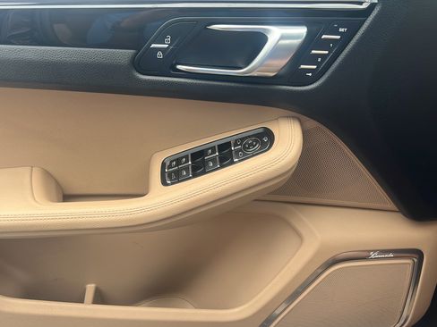 Certified 2023 Porsche Macan AWD/4WD image 22