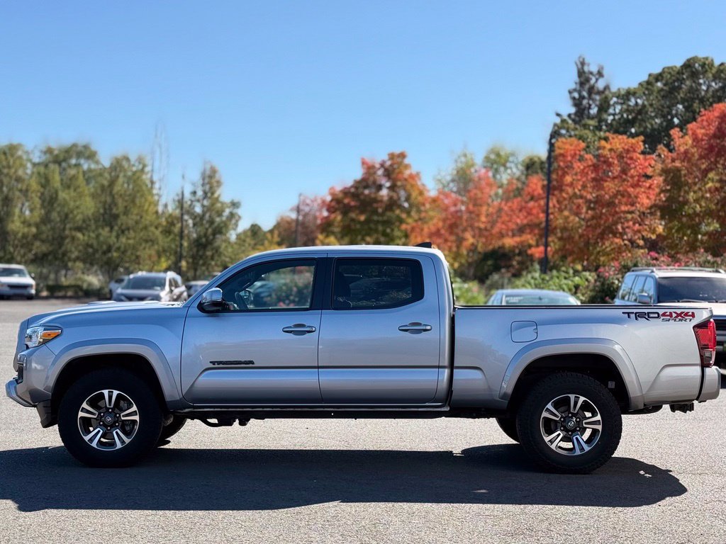 Used 2018 Toyota Tacoma TRD Sport AWD/4WD image 2
