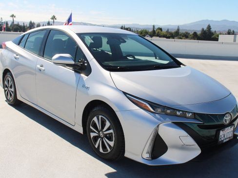 Used 2018 Toyota Prius Prime Premium FWD image 2