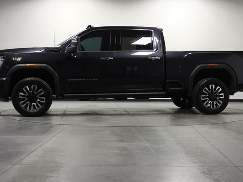 Used 2024 GMC Sierra 3500 Denali Ultimate AWD/4WD image 7