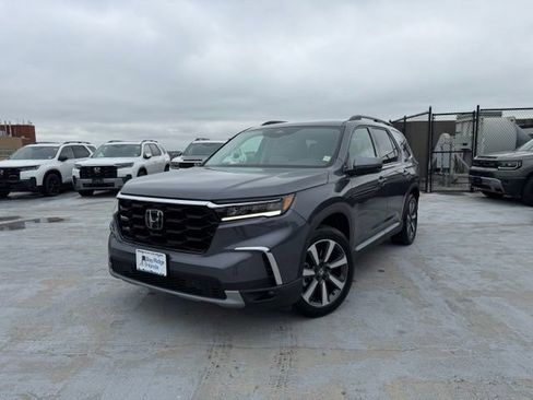 Certified 2025 Honda Pilot Touring image 1