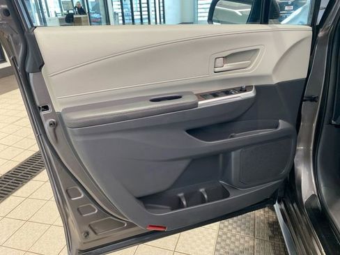 Used 2023 Toyota Sienna LE FWD image 11
