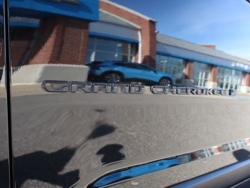 Used 2025 Jeep Grand Cherokee L Altitude AWD/4WD image 9
