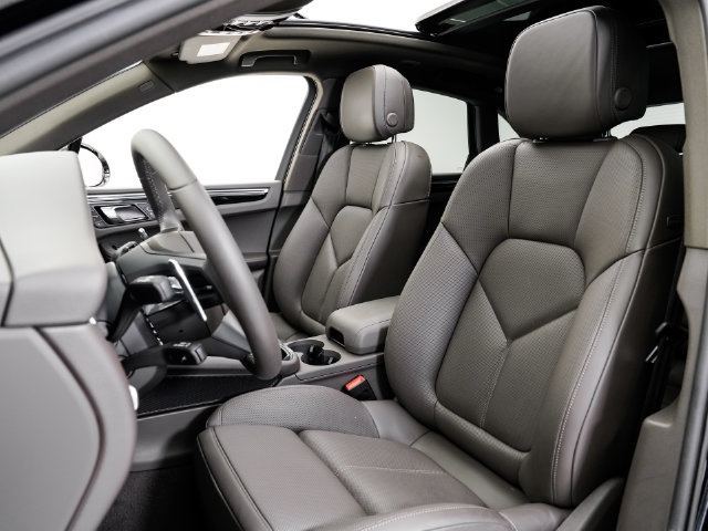 Certified 2026 Porsche Macan AWD/4WD image 5